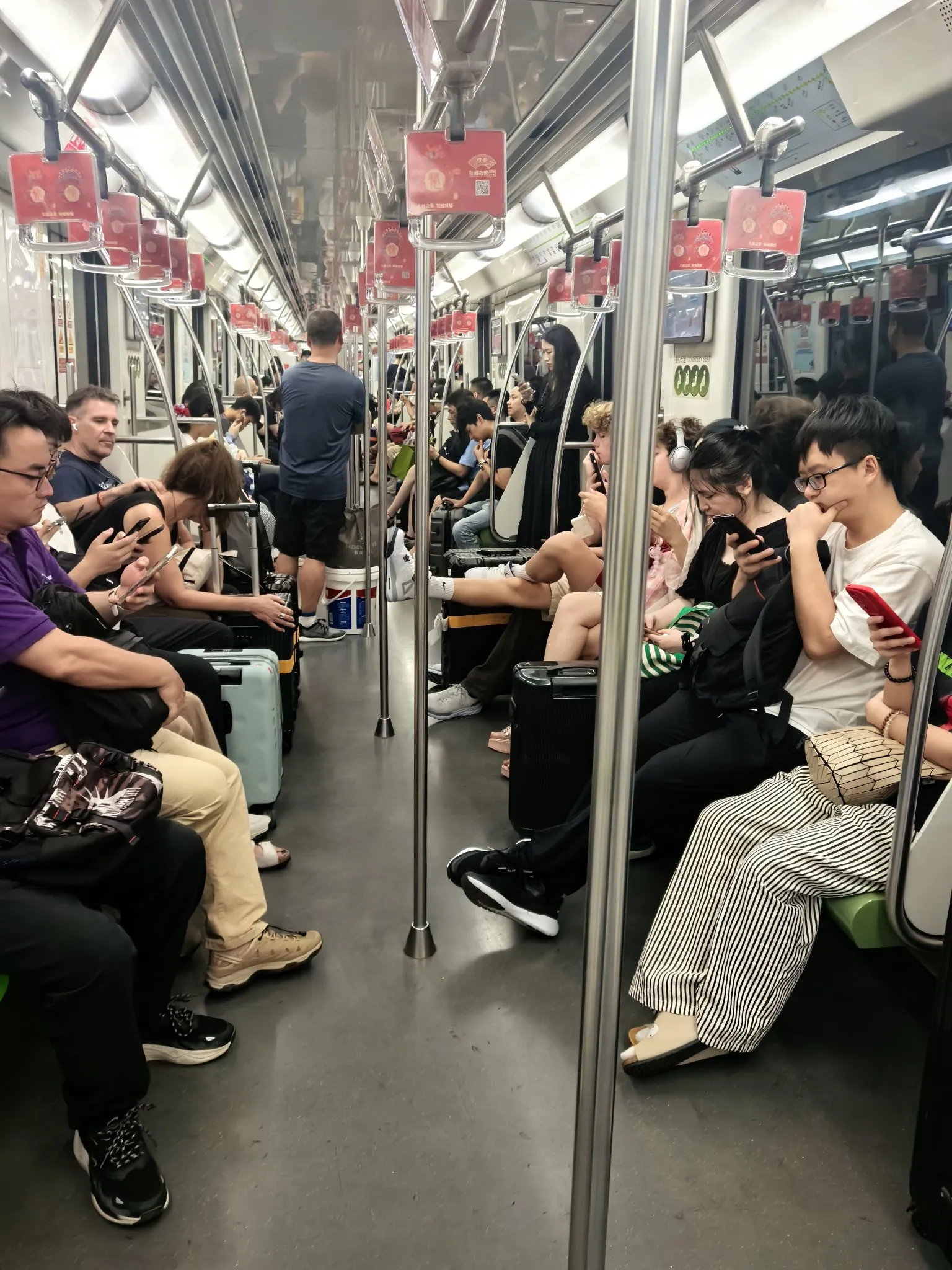 上海2号地铁实拍，外国人越来越多了