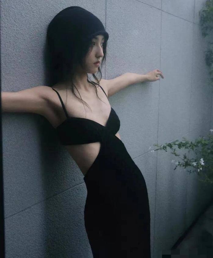 著名演员张子枫太敢穿了，只是她的这身服装，让人一言难尽。在我的印象里，一直是