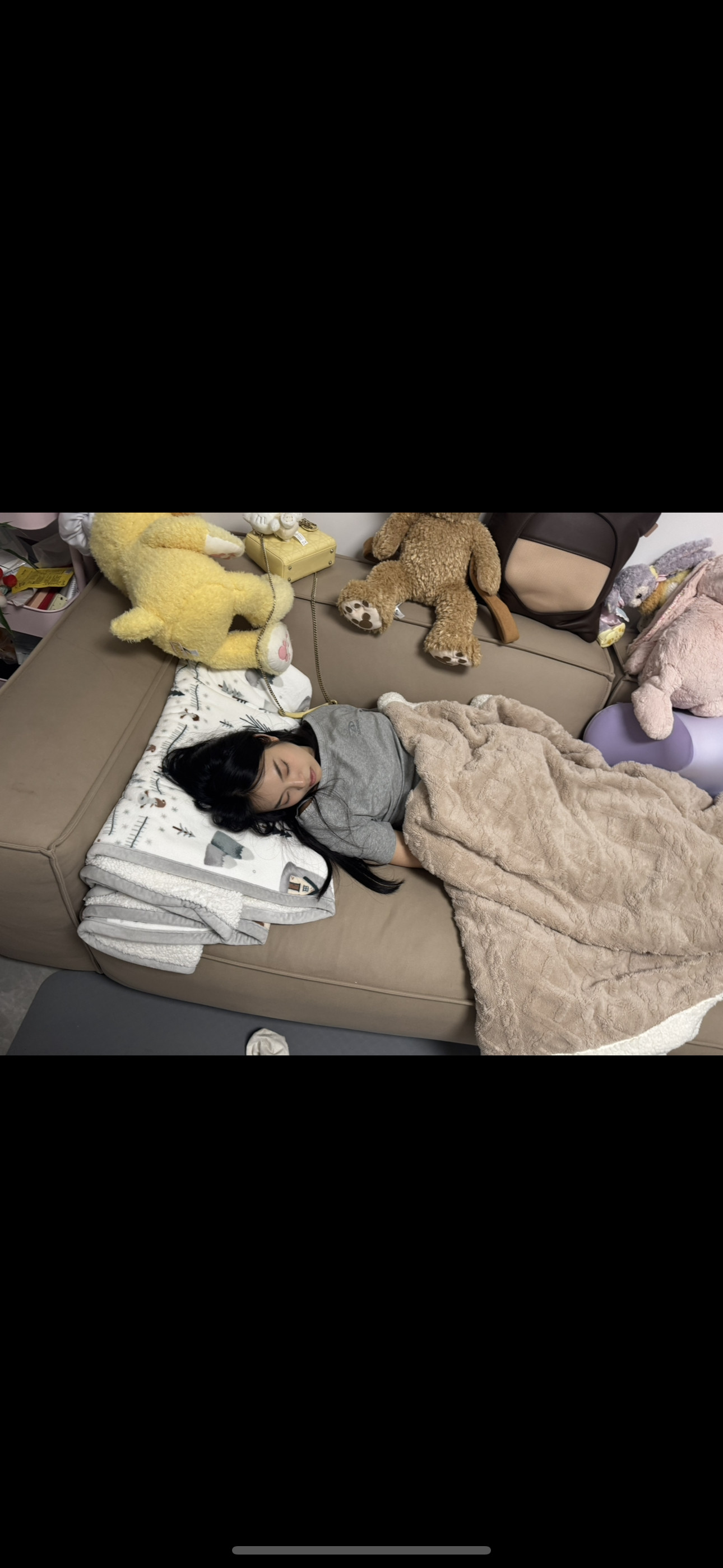 我和你们说我睡着的时候我朋友拿我手机拍了我五百张照片拍了组写真出来….​​