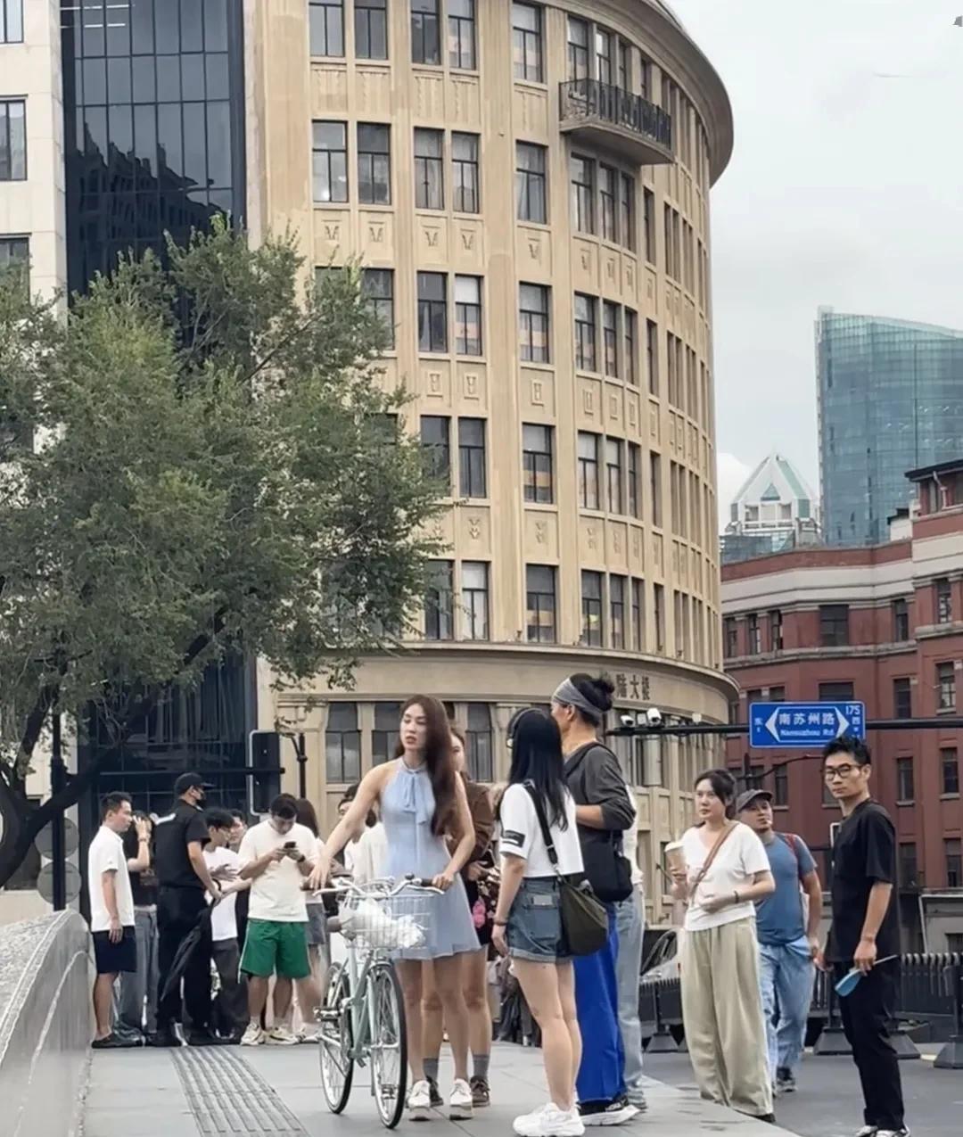 原来黄圣依现实中个子一点也不高。黄圣依录节目，穿着蓝色无袖连衣裙，长发披肩，皮