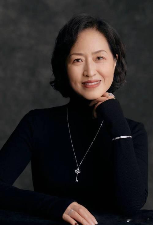 60岁的女人那可不得了！脸上虽有岁月“雕刻”的痕迹，内心却强大到能扛起