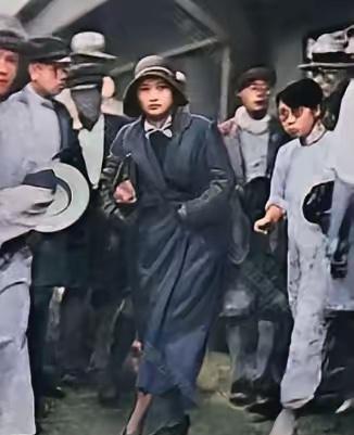 1931年宋庆龄母亲去世，宋庆龄从欧洲返回上海奔丧，刚一下火车，无意间被人拍到这