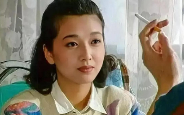 2002年，杨志刚和江珊拍戏，杨志刚从背后抱住江珊，结果江珊来了这么一句：“弟弟