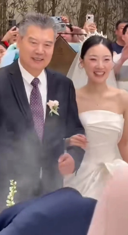 国乒教练李隼女儿大婚啦🎉赛场外，他是女儿生命里重要的人，如今送女出嫁，满是