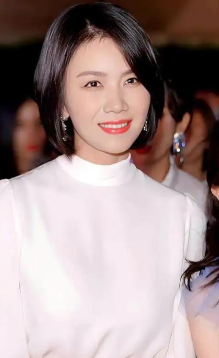 曹曦文嫁给马来西亚富商，婚后产下女儿，但因长期异地和家族观念等矛盾，婚姻在女儿7