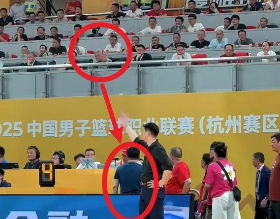 广厦老板带头起哄！篮协副主席徐济成劝他冷静！真的就输不起吗？心疼胡金秋浙江广厦