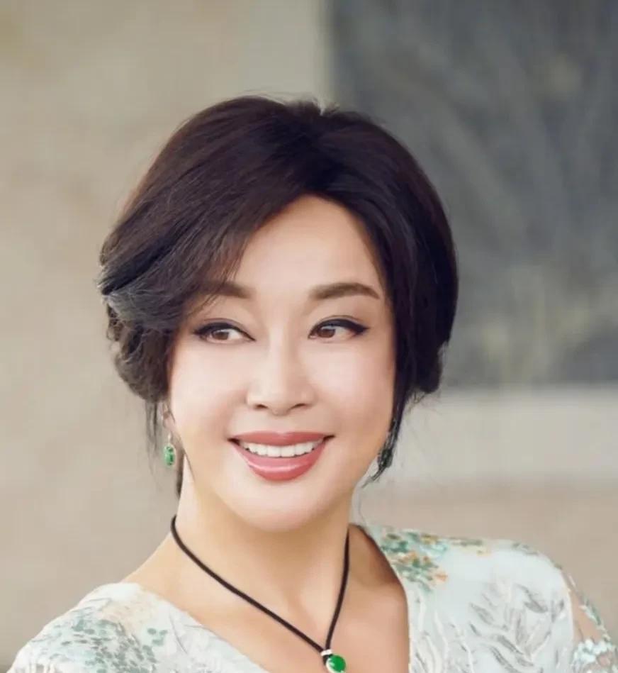 我问我老公，你说刘晓庆一把年纪了还这么糊涂，怎么屡教不改呢？我老公说你们女人就