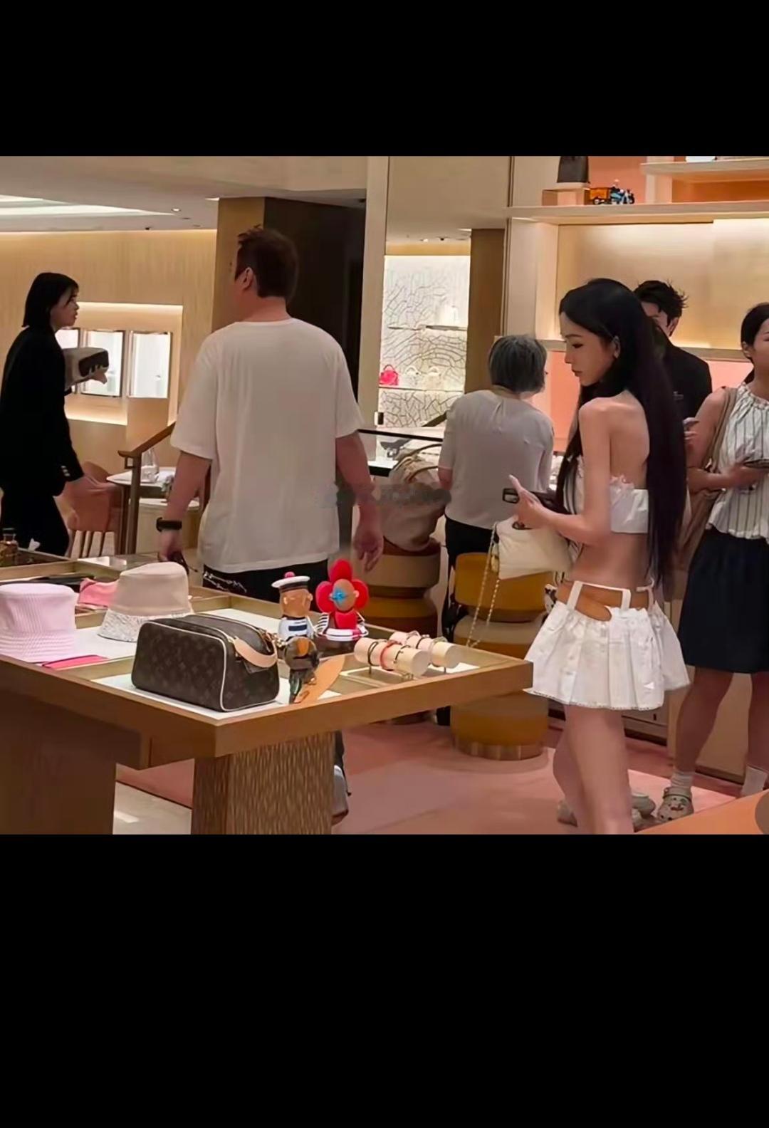 这么多年以来的他的品味从来就没变过！可能看他爹也不容易不忍心嚯嚯他爹地钱了吧，
