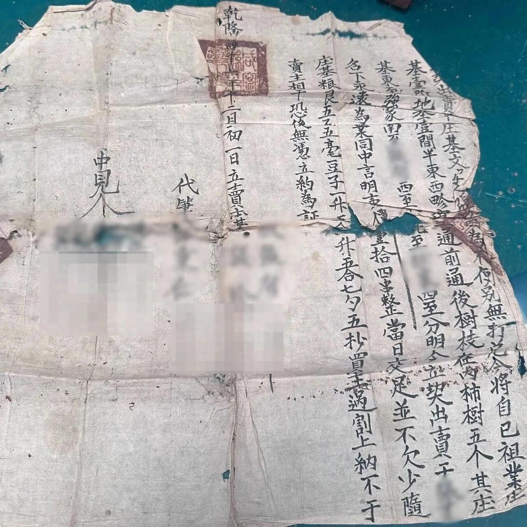 太离谱了！10月9日报道，西安的杜张两家因为宅基地闹了几十年。期间派出所出警几十
