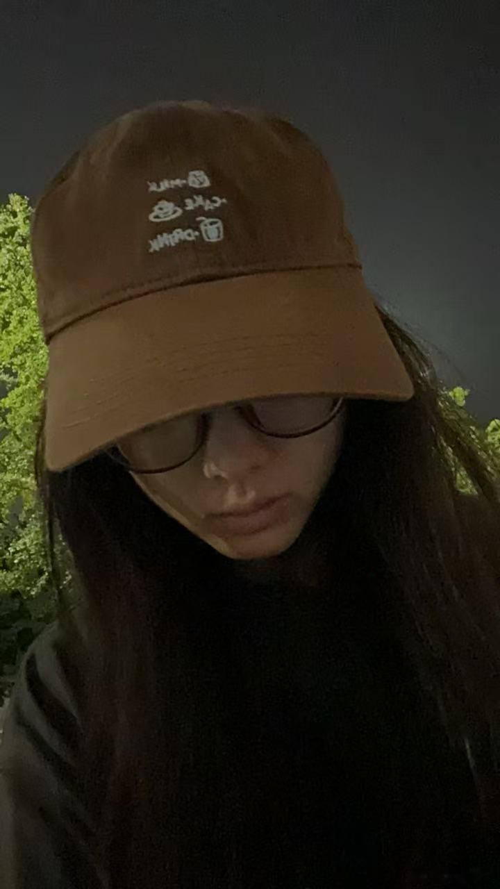 宝宝送我去上学，结果突然下大雨了，赶紧把我的帽子给宝宝扣上了​​​