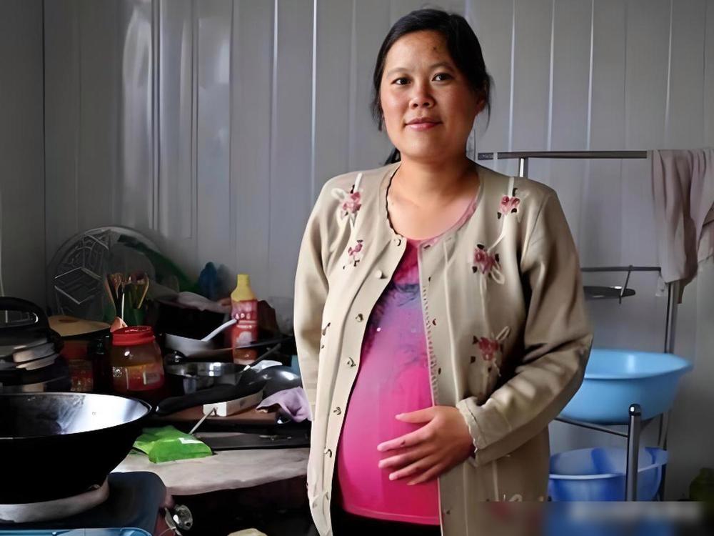 被拐的第3年，我怀孕了，买主高兴坏了，允许我每天吃两个鸡蛋，我也很高兴，因为肚子