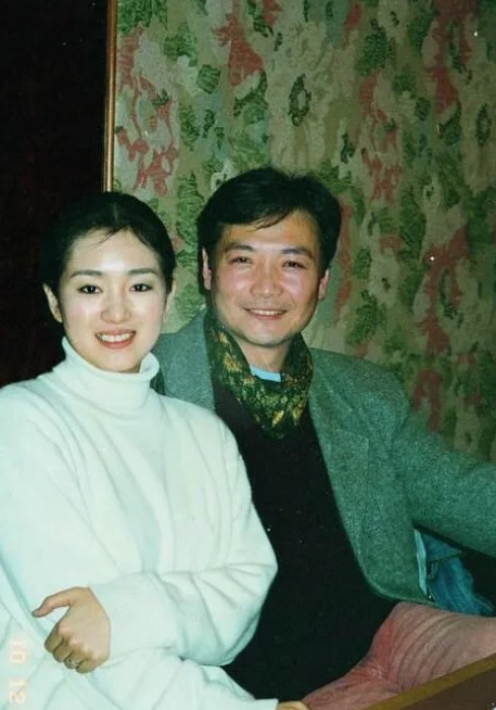 1985年，巩俐师从尹大为学艺，没想到第一节课，巩俐就被老师用鞭子狠狠抽了一顿。