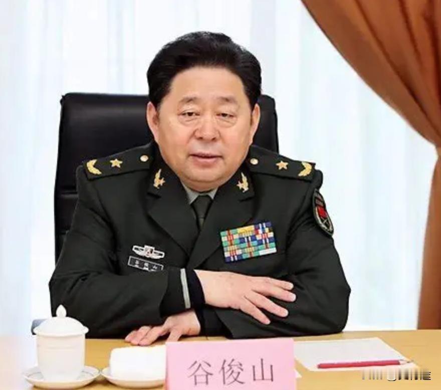 比刘青山还嚣张的军中“大老虎”，赃物装满四卡车，刘源亲自举报查抄那天的画面