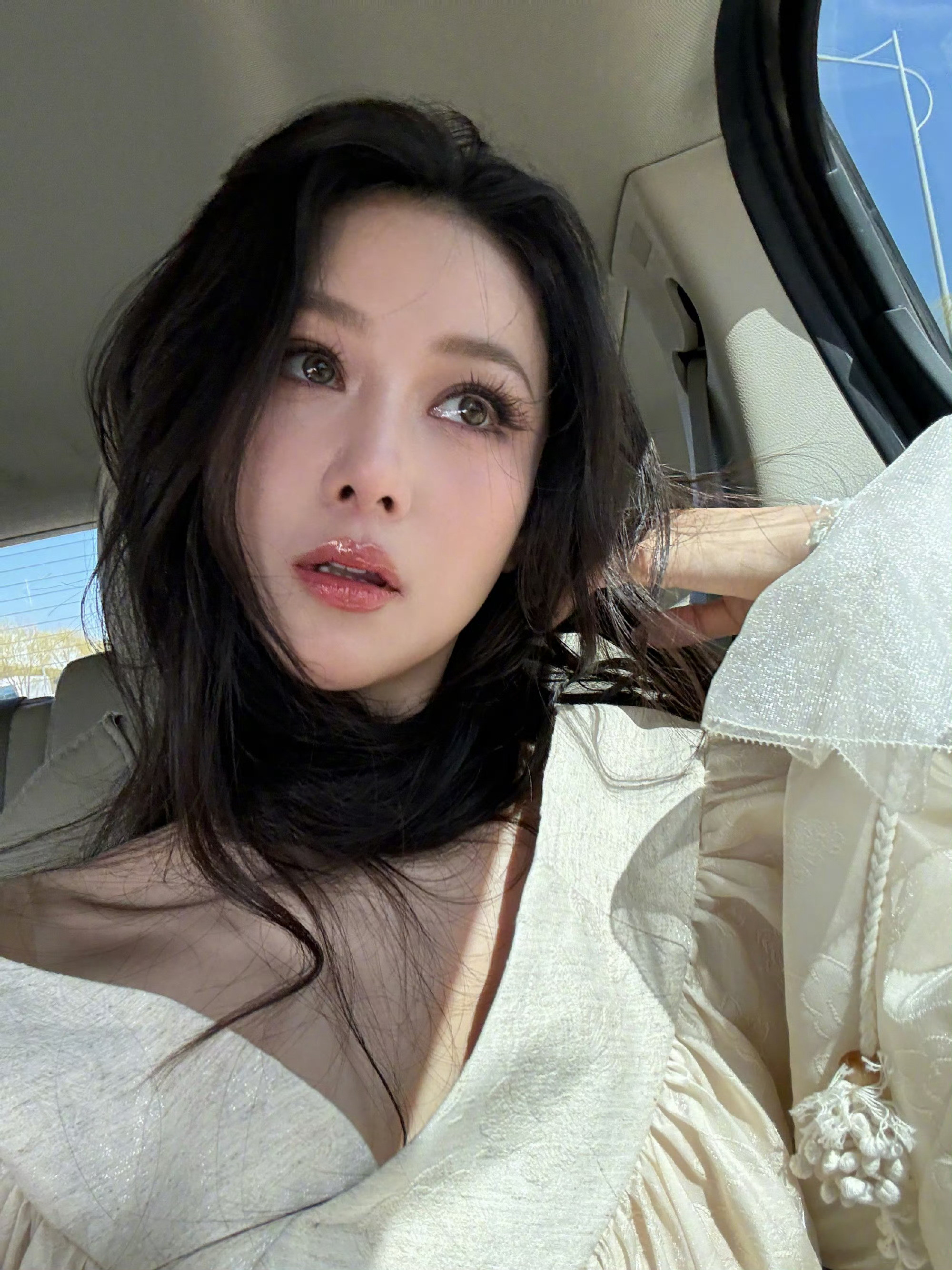 孔雪儿感情里腼腆被动，随缘静待缘分从不主动，张馨予暖心开导，叮嘱她大胆...