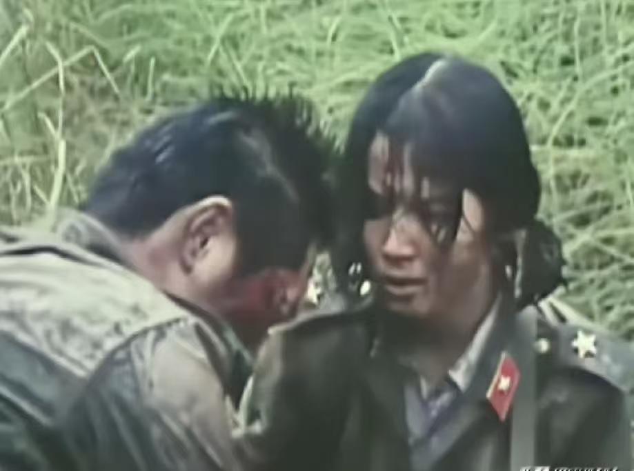老山前线1986年夏天，魏薇是野战医疗队的医护兵，魏伟是守高地的连长。两人在交通