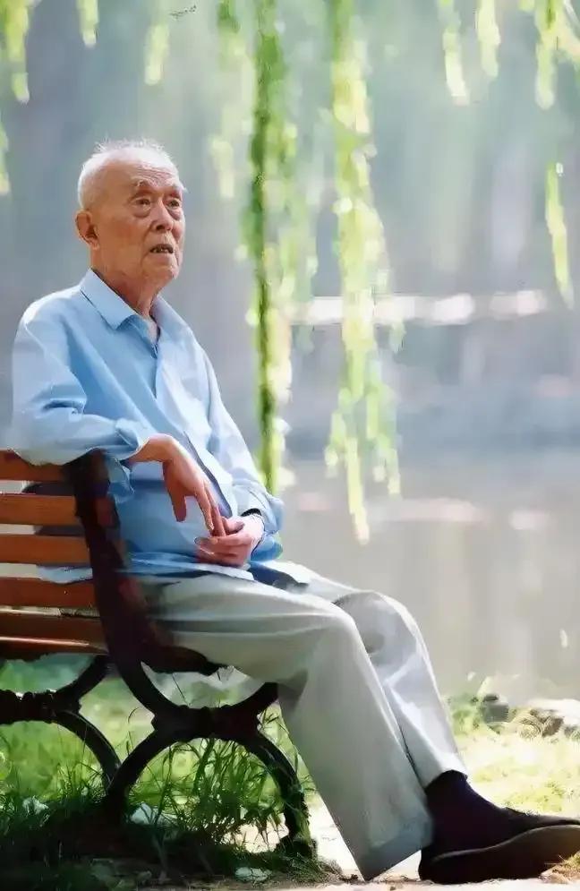 一位老人留下过这样一段话：“你活着时，没几个人在意你；你死了以后，也没几个人记得