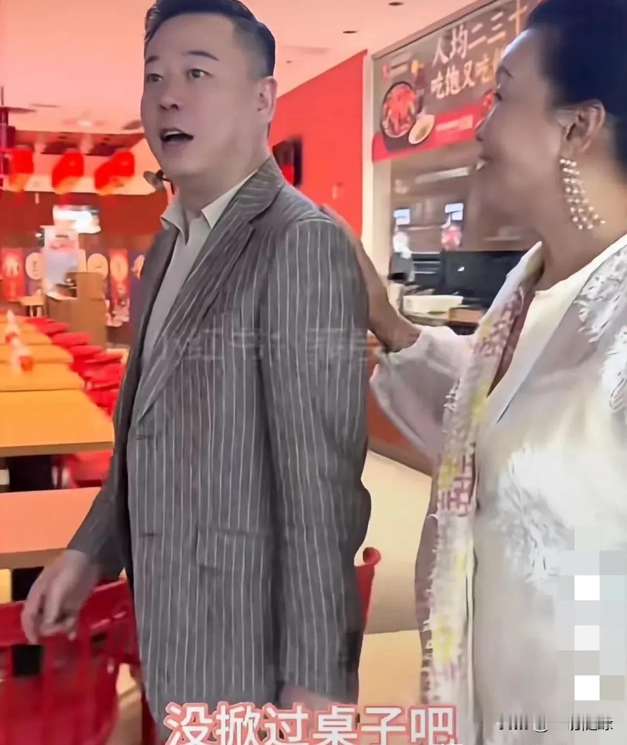 张兰被安勇怼的哑口无言[捂脸哭]张兰:我脾气不是一般的大，发起脾气来就拍桌子，但
