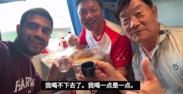 【中国人太热情，印度博主在中国火车上喝开心了】一名印度博主来到中国旅游，在乘坐