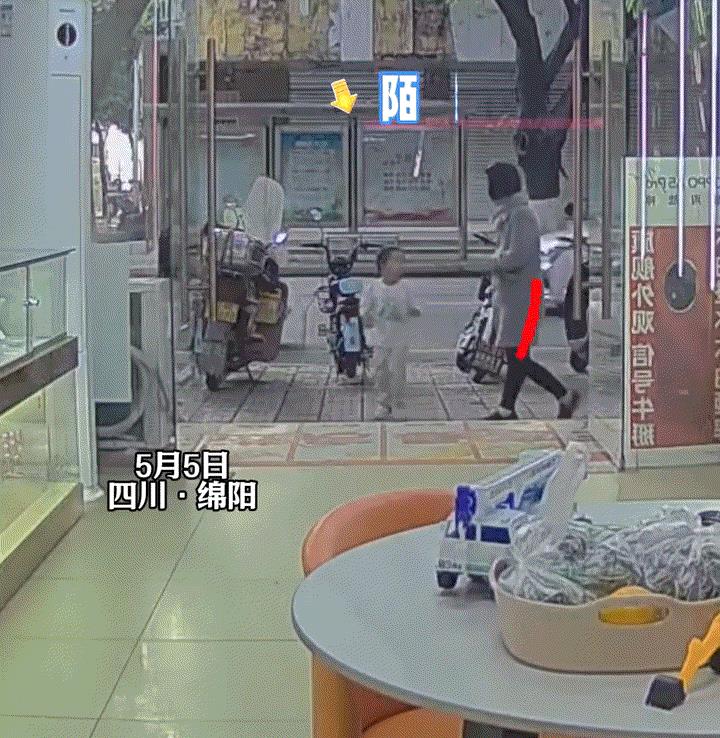 四川绵阳，一孩子独自在店门口玩耍，这期间就经过一位大妈，起初大妈见孩子显得非常亲