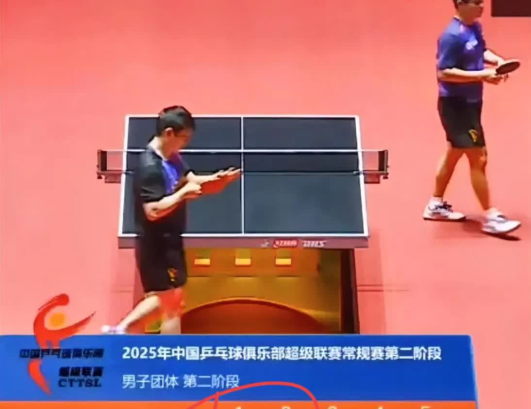 樊振东没想到林诗栋更是不敢相信两人对阵的比分居然那么戏剧性，前两局都是林