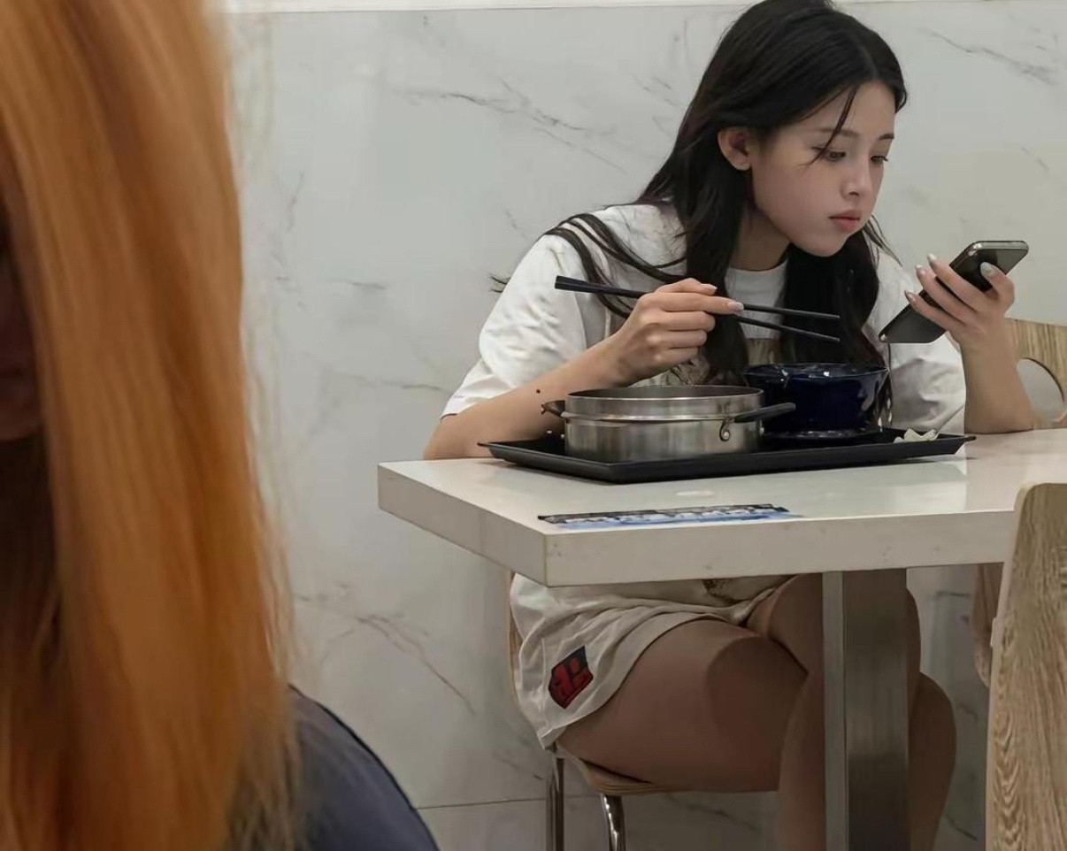 当初厂里上班的杨超越，谁想到后来她成为了顶流​​​