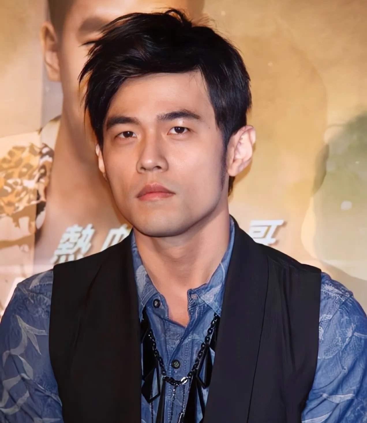 周杰伦年轻时绯闻满天飞，圈内不少女星都和他传出过故事，但他亲口公开承认的感情，其