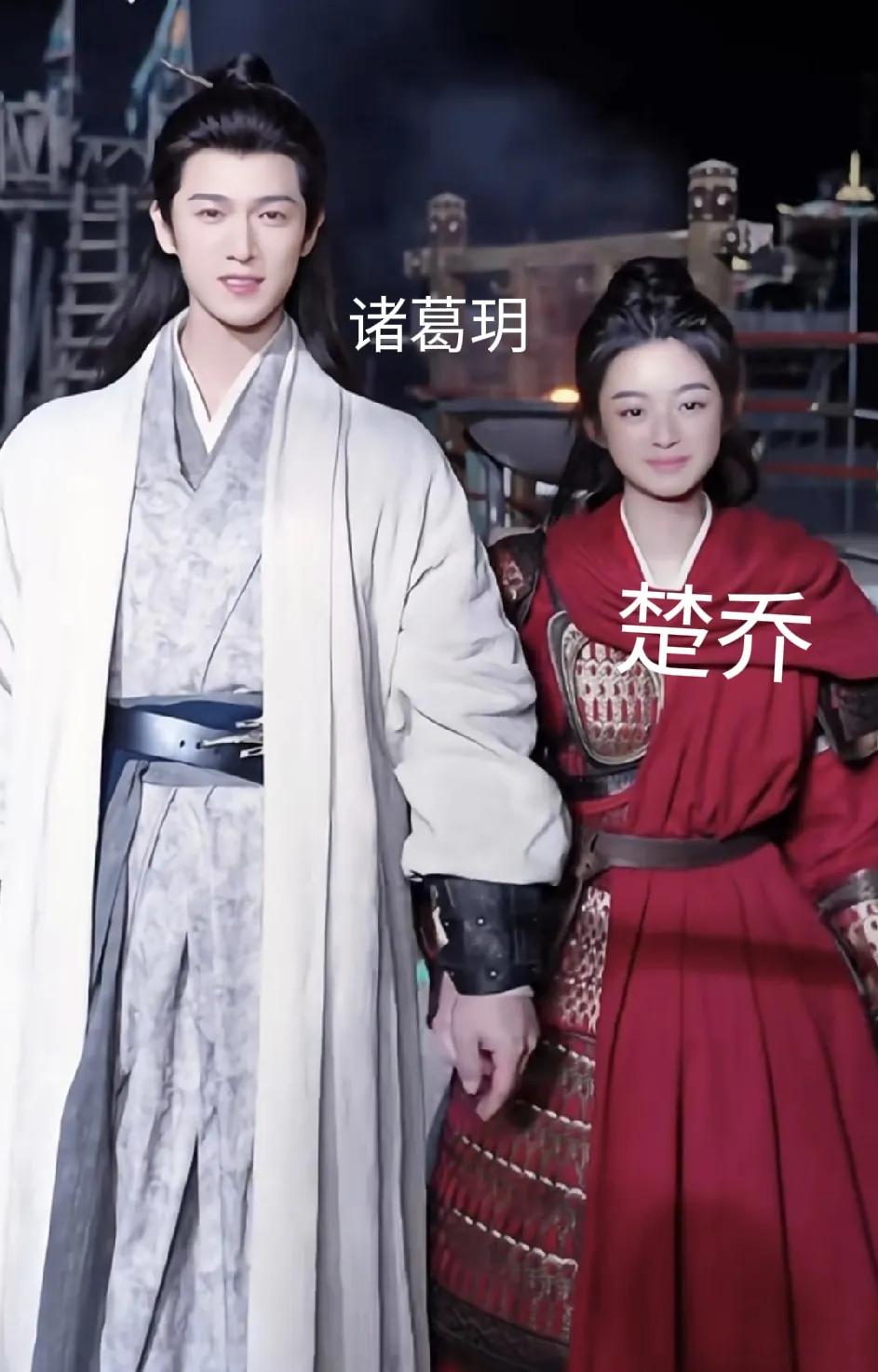 网友纷纷说：“这女将军太像小孩子了”。这是《冰湖重生》的男女主，是李昀锐和黄杨