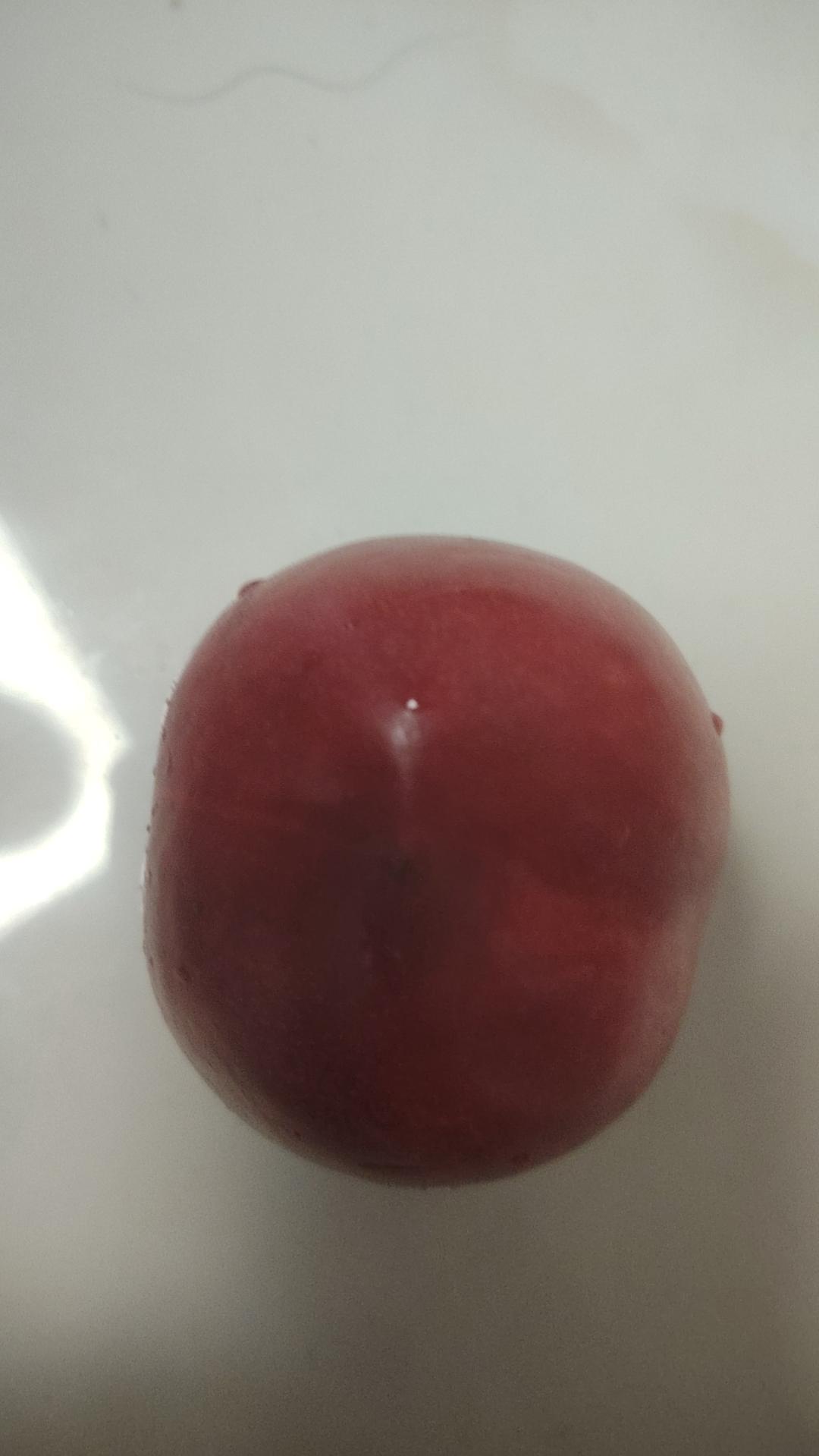 这个油桃表面上看着水灵灵的，翻过来一看桃屁股，嚯！竟然是空心的，没有桃核。这是6