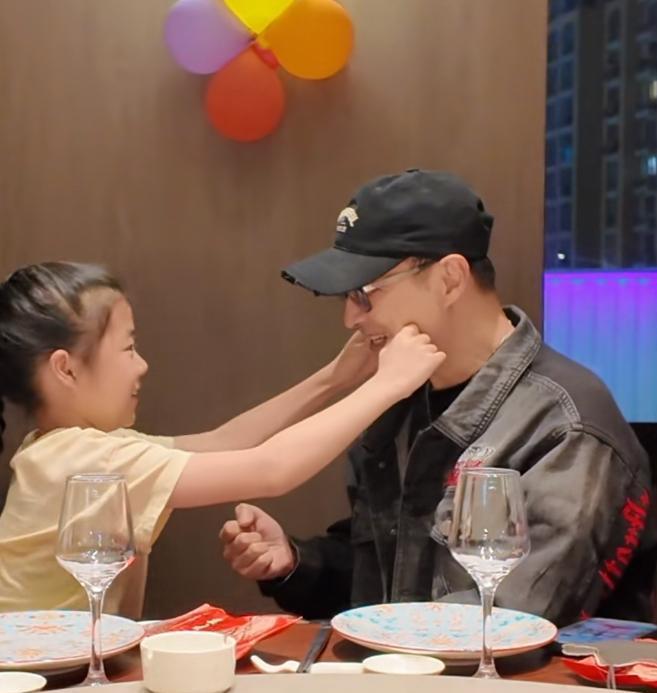 歌手汪峰父亲节带儿女畅玩游乐场，和孩子分手时女儿很不开心。6月15日，父亲节之