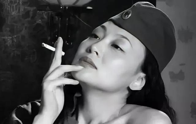 1935年，戴笠最得意的女学生向影心正与日本海军武官贴身热舞。当武官的手滑向她旗