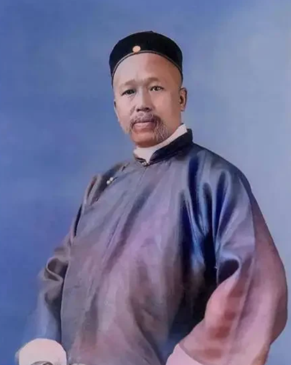 1927年，69岁的康有为躺在病榻上，弥留之际，对27岁的六姨太张氏低语道，自己
