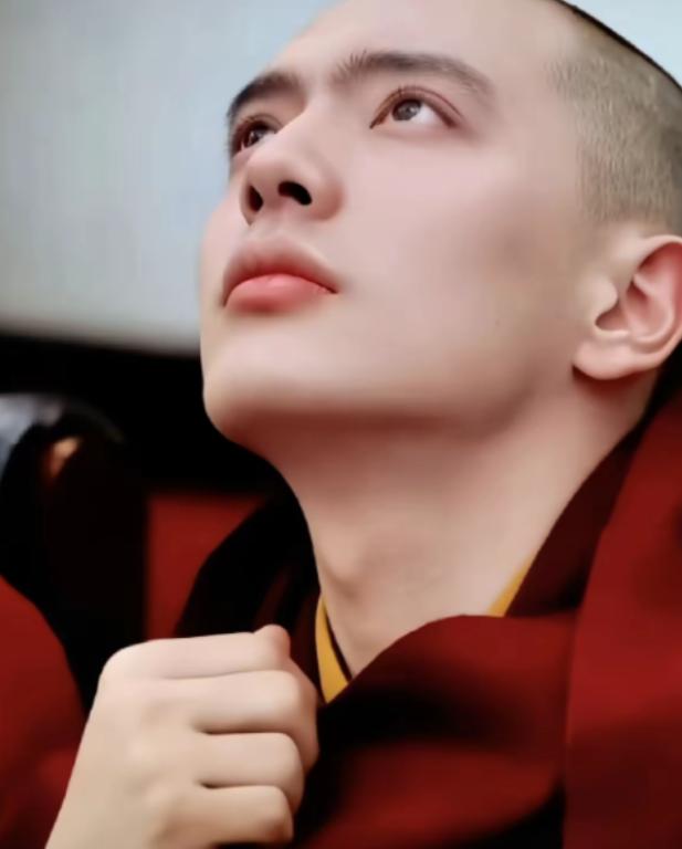 西藏活佛达隆爆火，不是因为活佛身份和佛学知识，而是因为颜值而走红。达隆活佛今年2