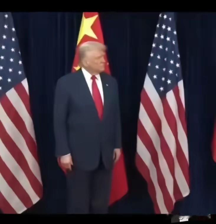特朗普比谁都懂外交礼仪!他罕见西装笔挺笔直地站着等候客人,而且表情如此庄重!