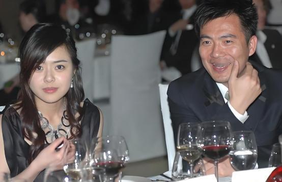 2006年，黄健翔在妻子孙颖手术后不久，就提出离婚，孙颖泣不成声:“我17岁就跟