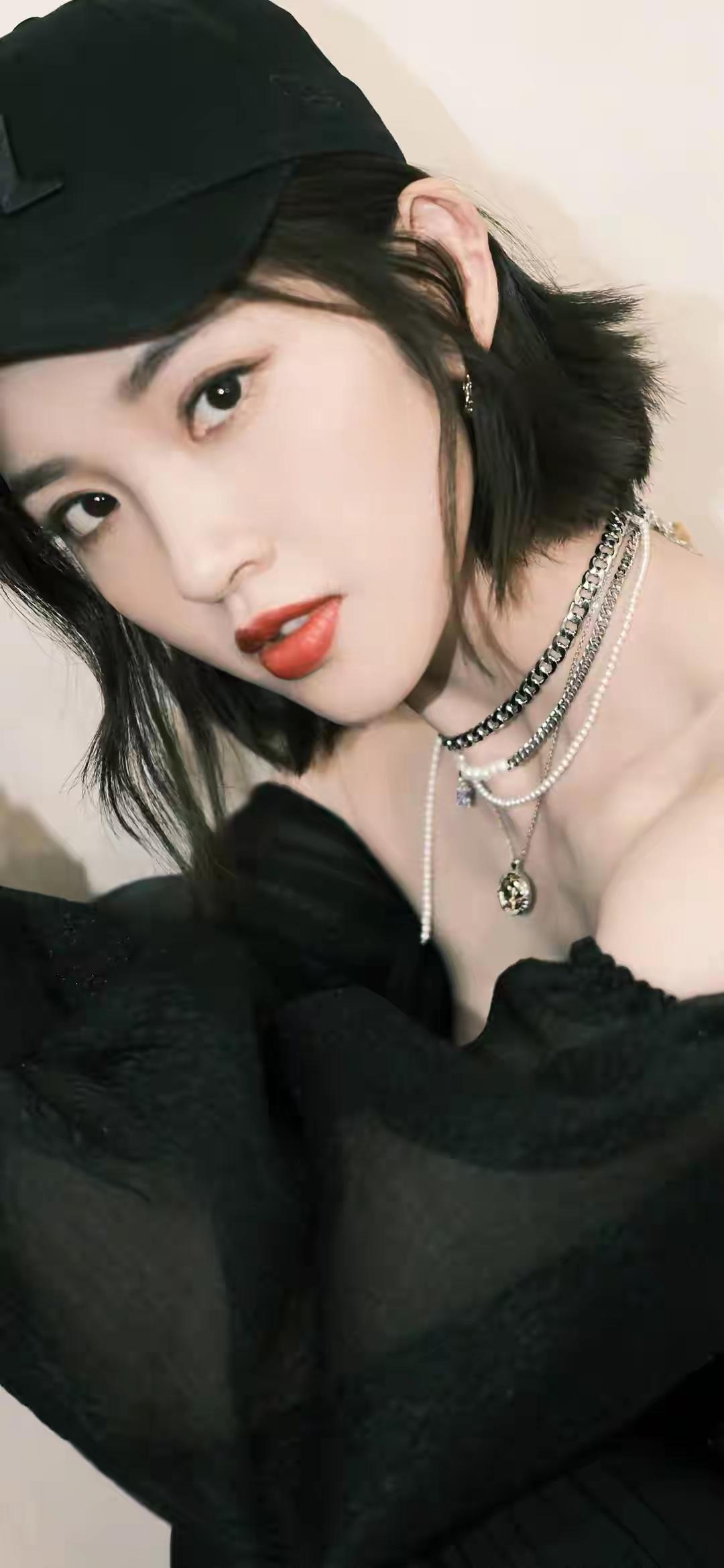 唐艺昕华境S全球首秀标配华为乾崑