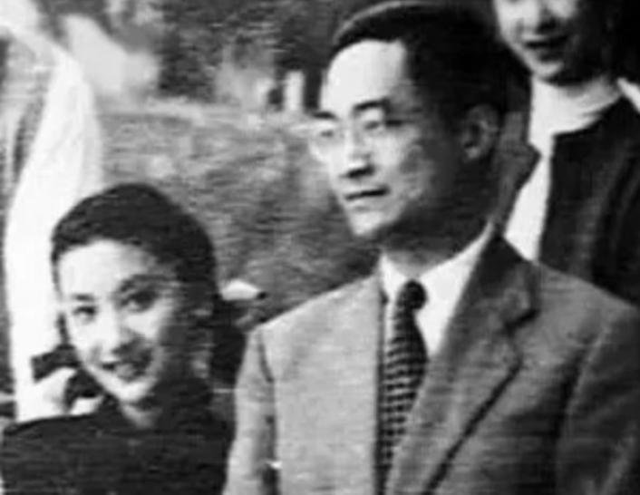 50年代，金庸和夏梦，一张罕见的合影，金庸的武侠小说中，部分女性角色如黄蓉、小龙