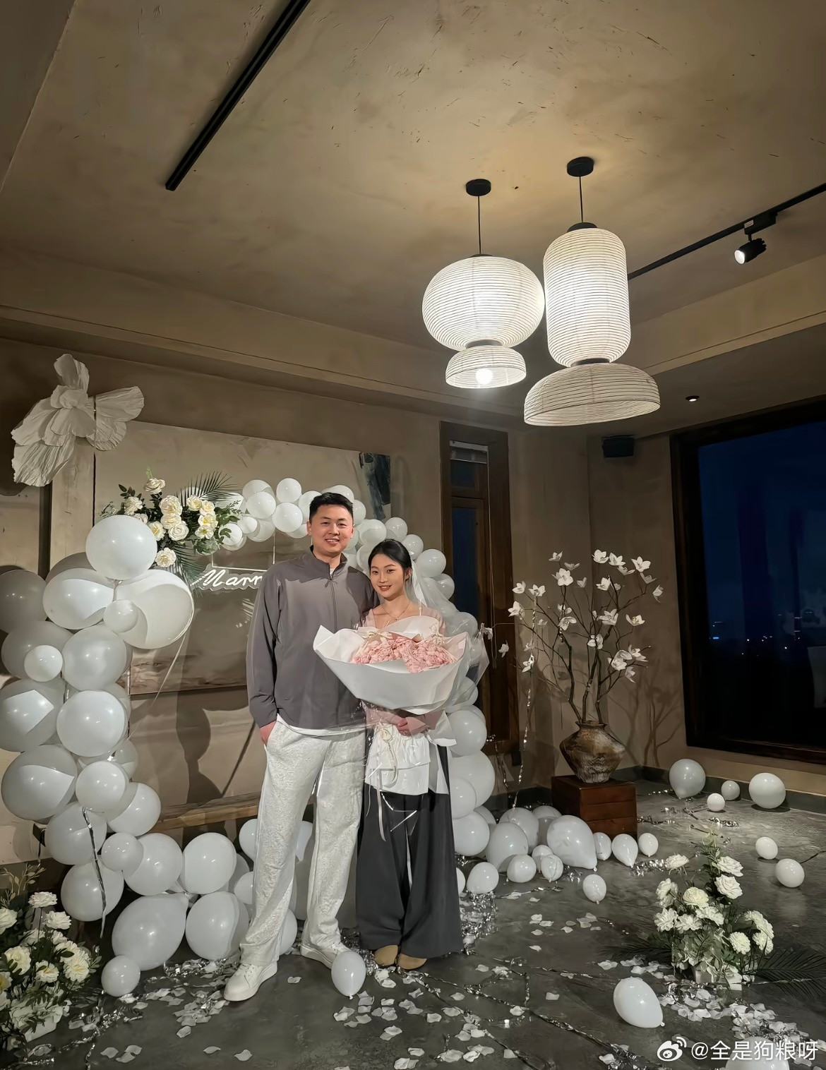 在未装修完的家向喜欢的女孩求婚了