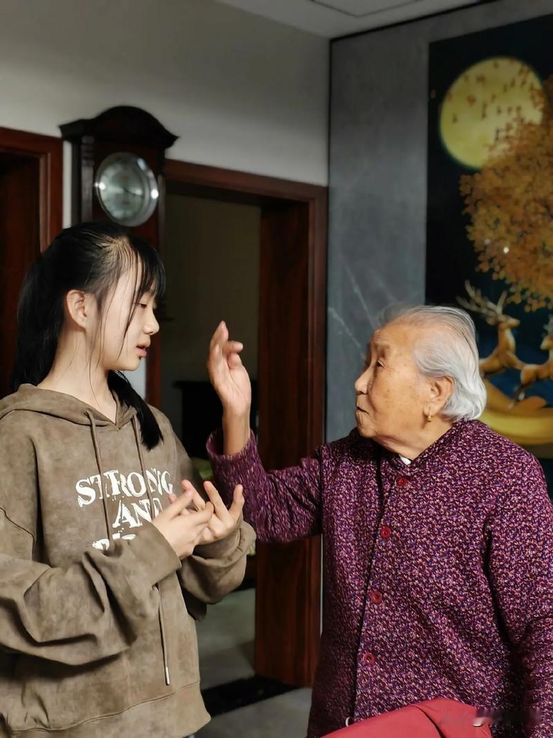 孙女问奶奶：“有个男人对我特别好，就是家里穷，我能嫁给他吗？”奶奶反问道：“他