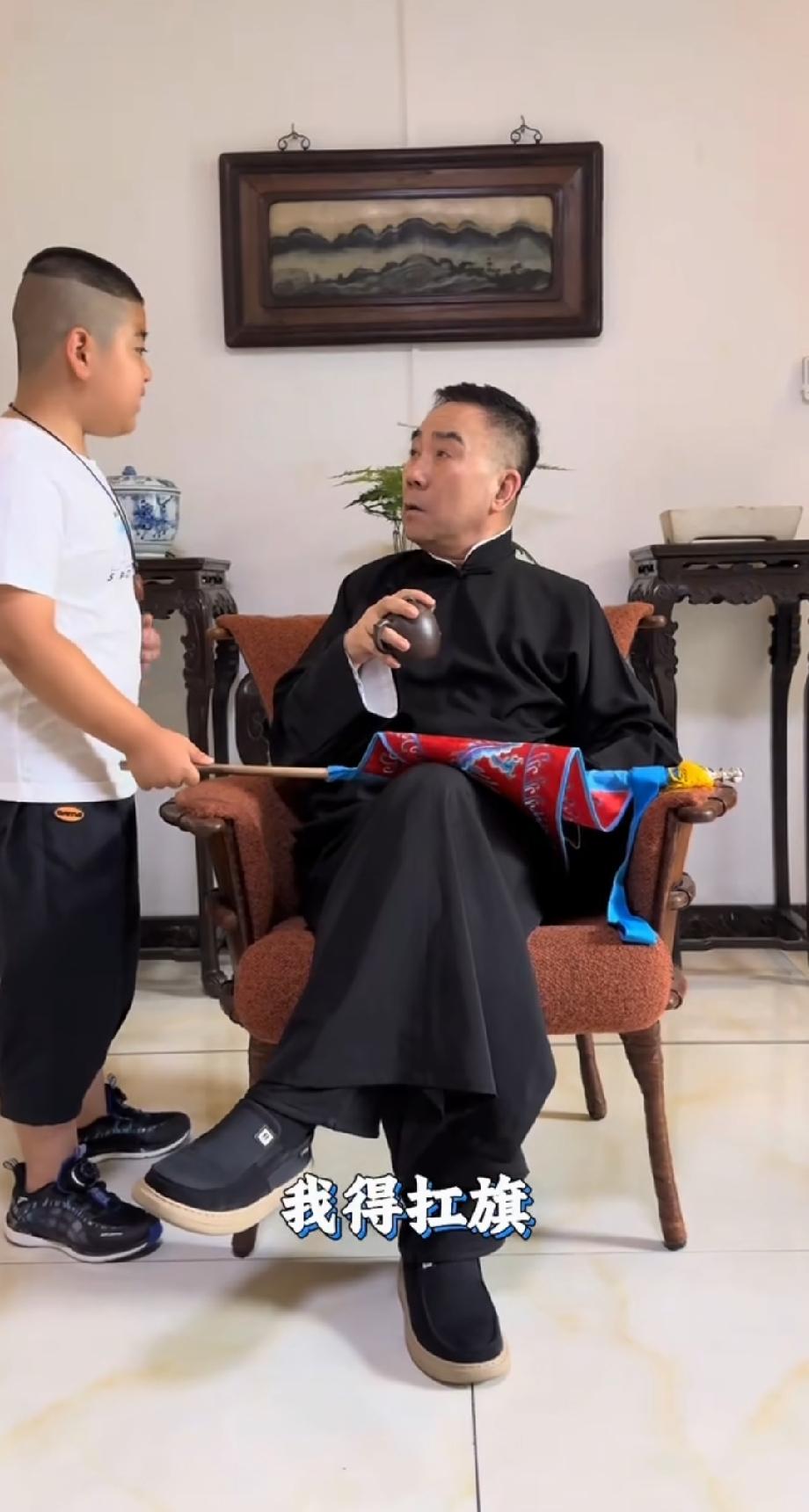 杨议也来蹭德云社的热度了，他的小徒弟喊着要“扛旗”。杨议：你会干吗？徒弟：