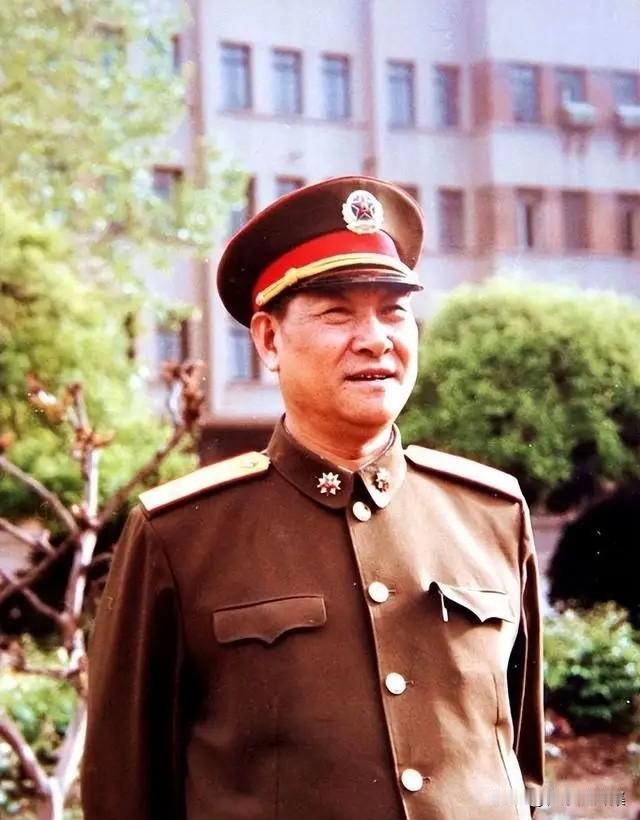 1991年9月至1994年10月，李九龙担任成都军区司令员期间的老照片，笑容灿烂