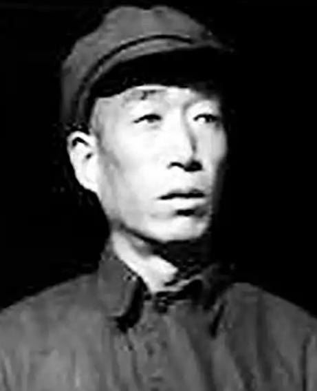 1941年，太行神枪手李殿冰掩护群众撤离后，再次返回山上隐蔽，看到山脚下前进的敌