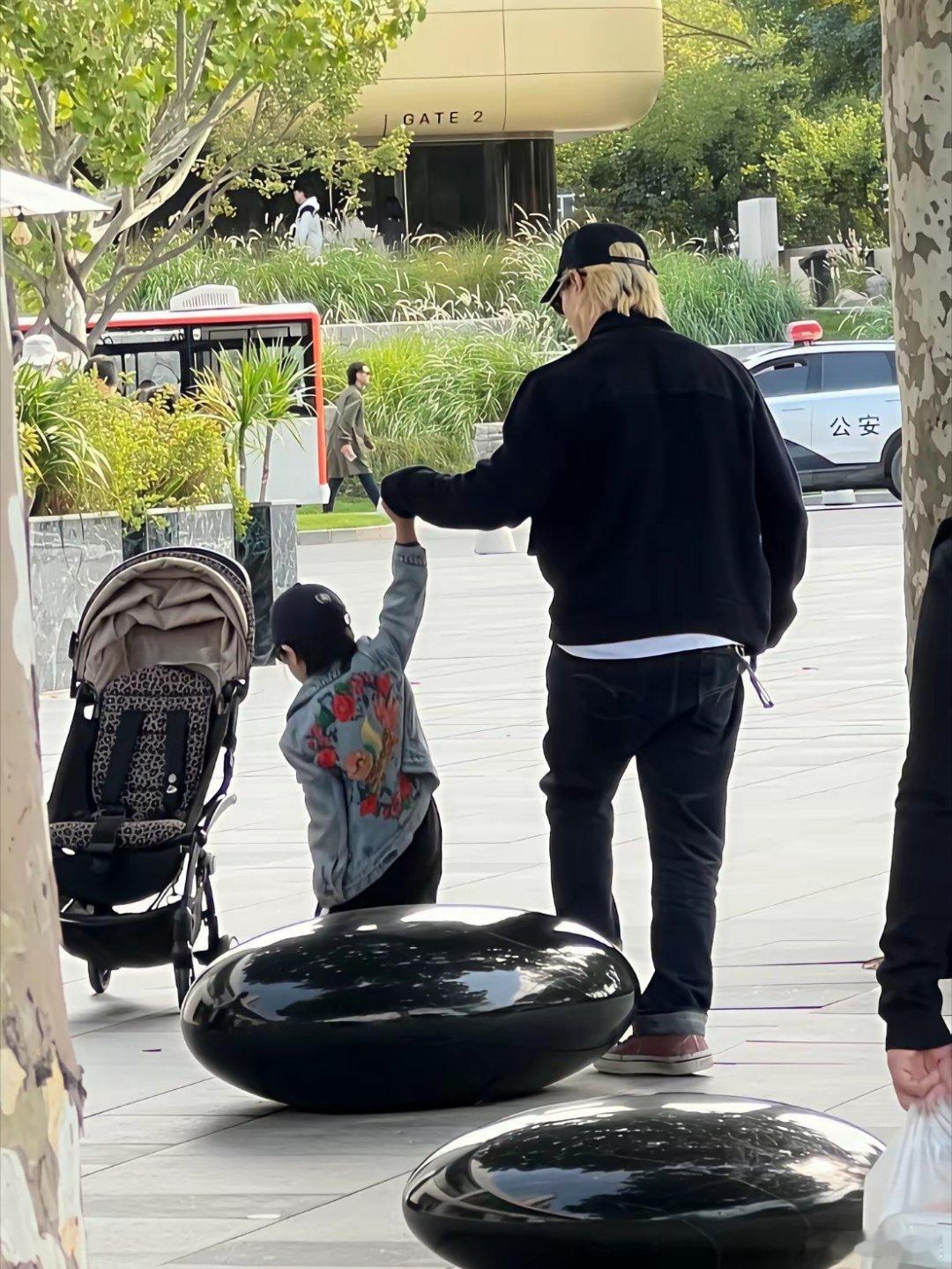 戚薇一家4口阿那亚度假，李承铉单手提起4岁儿子，Seven正脸又圆又肉好可爱！S