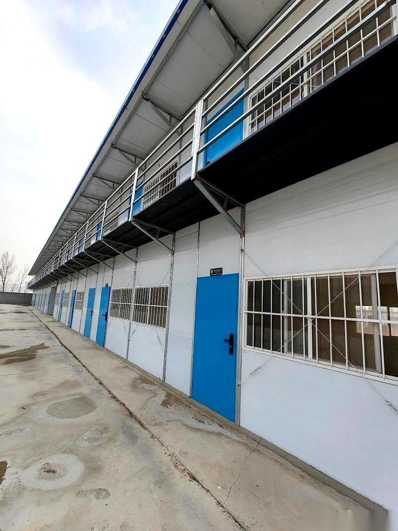 四十多天没露脸的老板，突然踩着一地废料上楼，指着地下室冲我俩喊：“今天这层收尾，