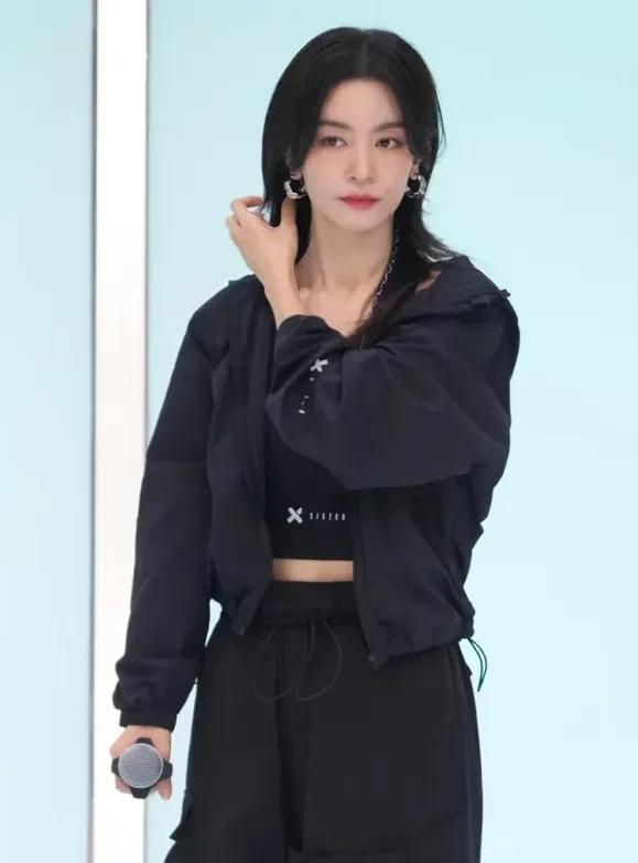 没人觉得李晟很可怕吗原以为这些年她没出来工作是忙着带孩子，忙着照料家庭万万没