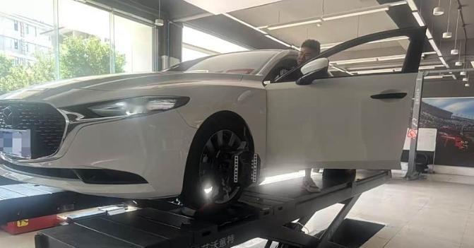 我的马自达3最近可把我折腾惨了，方向盘真的太重了，在掉头倒车时就需要使出吃奶的劲