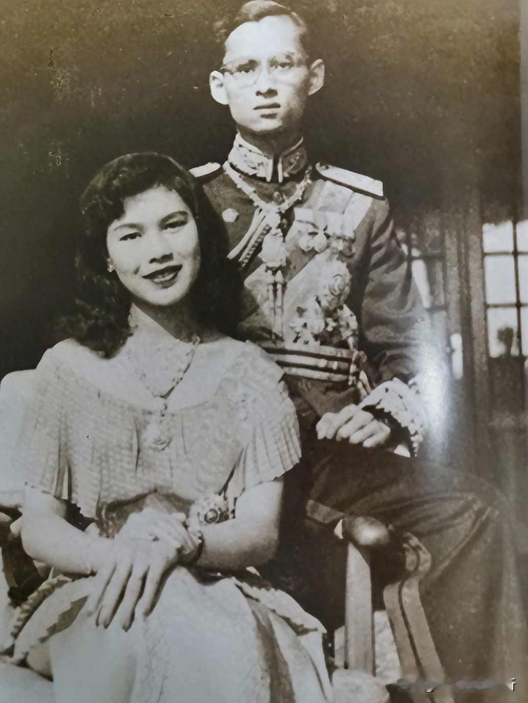 普密蓬沉默，玛哈复仇，军装情夫为何总在王室身边？1940年代末，泰国王子普密