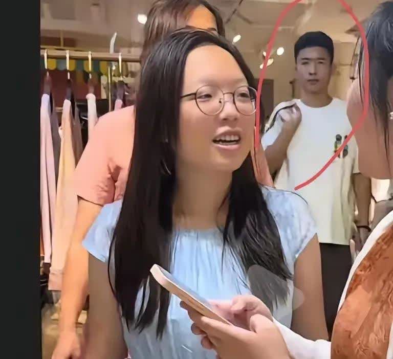 浩男大妹和战友海军绝对是炒Cp，一切都是为了流量。有人说大妹和海军似乎在谈恋爱，