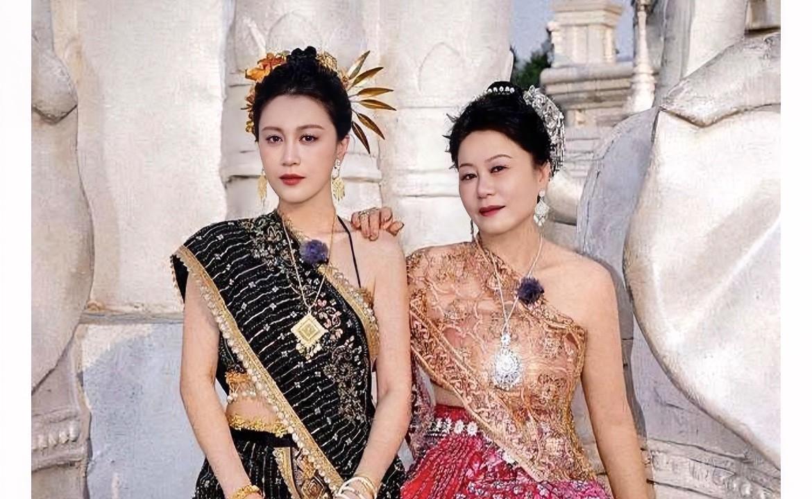 李嘉格妈妈在节目上说：从小孩子就是真的得大人去梳理，给孩子一个定位，就应该有个方
