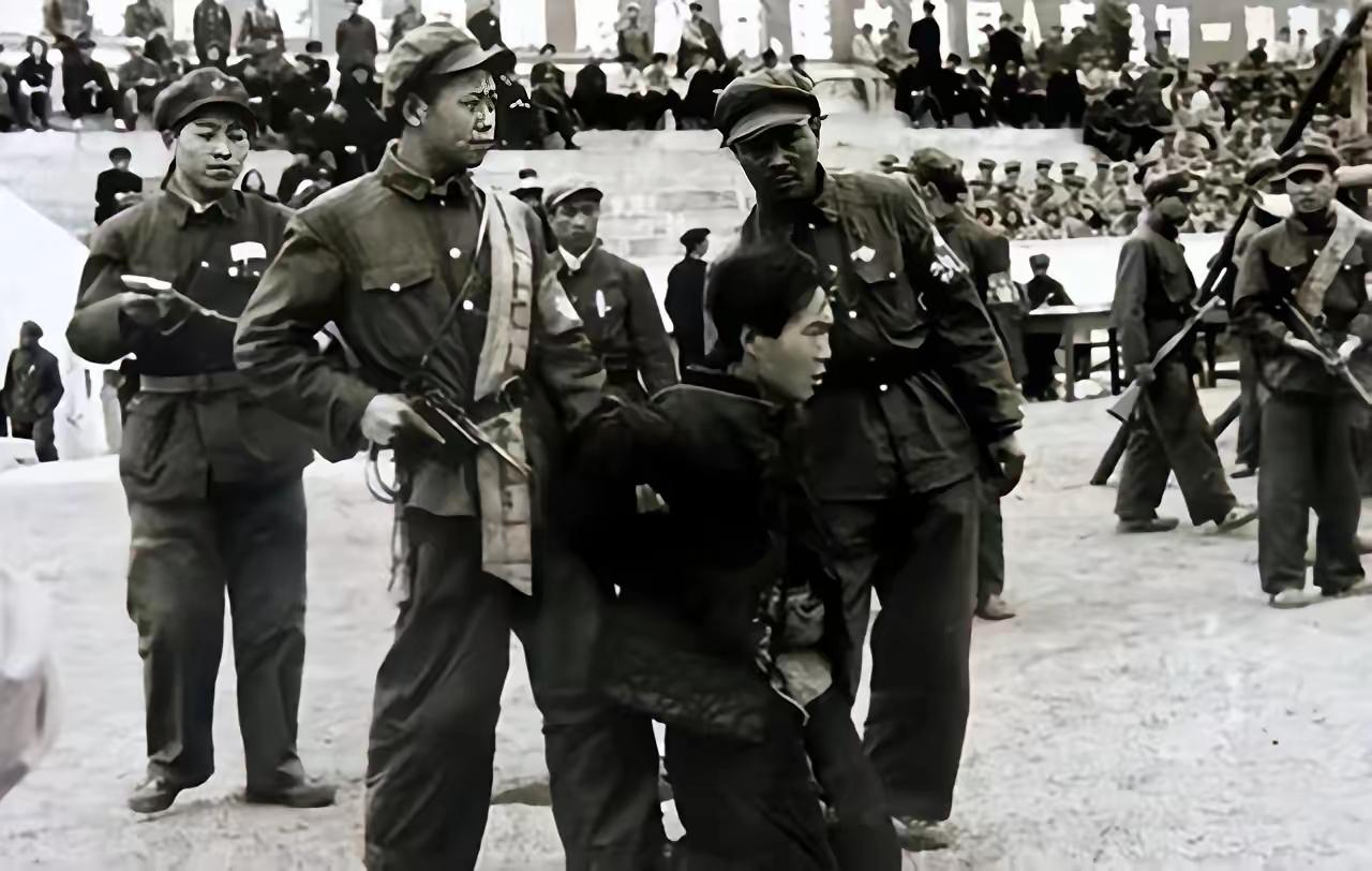 1944年，匪首宋殿元发现有个妇人颇具姿色，不仅强奸一夜，还强迫她拜堂。拜把子兄