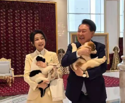 文在寅夫妇的运气，比尹锡悦和金建希好多了，这两口子退休以后，还能四处旅游。不忙的时候，文在寅在家里还